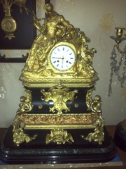 старинные часы и картины